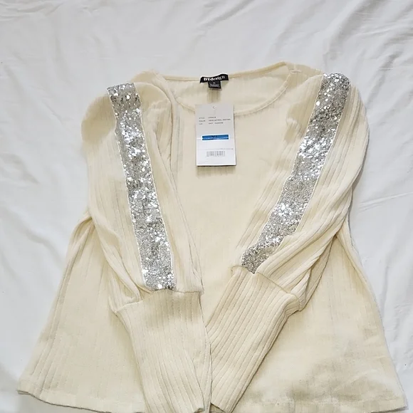 Elegant Cream Long Sleeve Top with Silver Accents - Picture 3 of 4